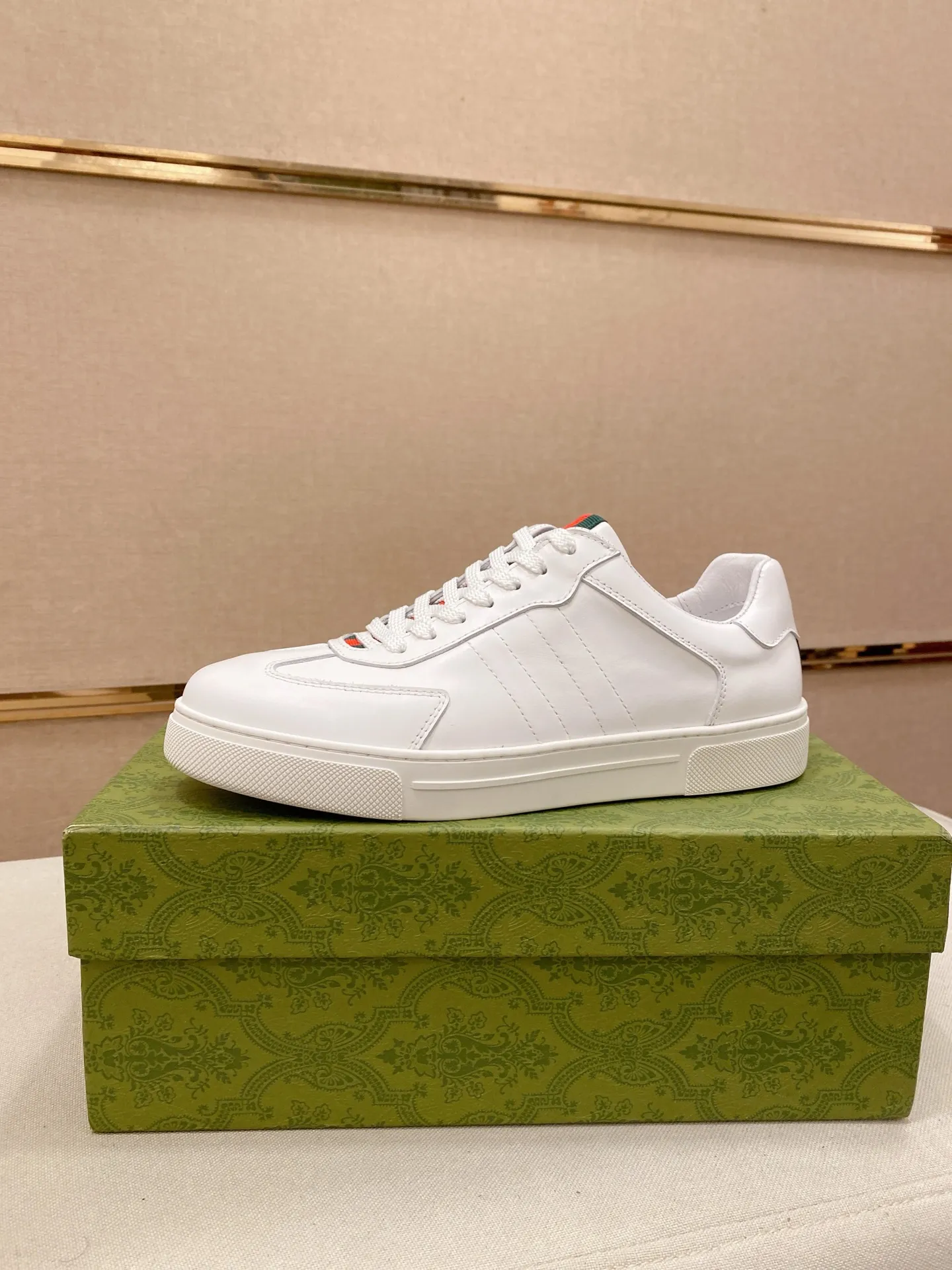 Factory price: 460💰 (GUCCI) The latest model from the official website 🎁🎁Casual and fashionable men's shoes👟, hot style 💥The version is simple and elegant, exclusive for trendy men. Unique official website latest brand elements 👑Gucci original decoration, fashionable and generous, the fabric is original cowhide ✅sheepskin lining, the official website specifies wear-resistant casual outsole, the classic model is taken in kind at the counter🎬38-44 (45 is not returned or exchanged)